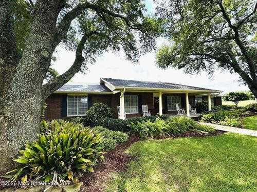 Gillsburg MS Farmhouse Estate on 1 : Osyka : Amite County : Mississippi