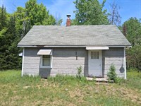 Old Vertical Log Cabin on The Water : Tripoli : Lincoln County : Wisconsin